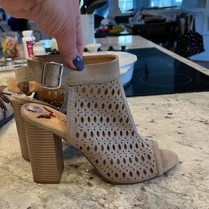 Penny Loves Kenny Tan Open Toe Perforated Stacked Heel Sandals sz 8-1/2 NWT